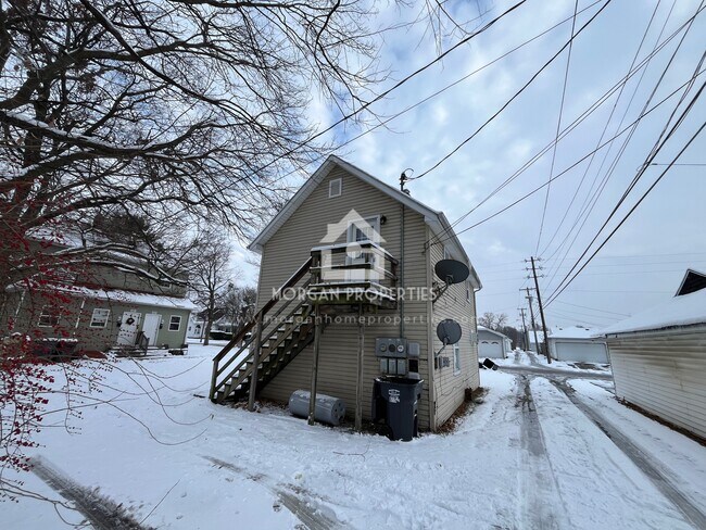 Building Photo - 832 E 7th St