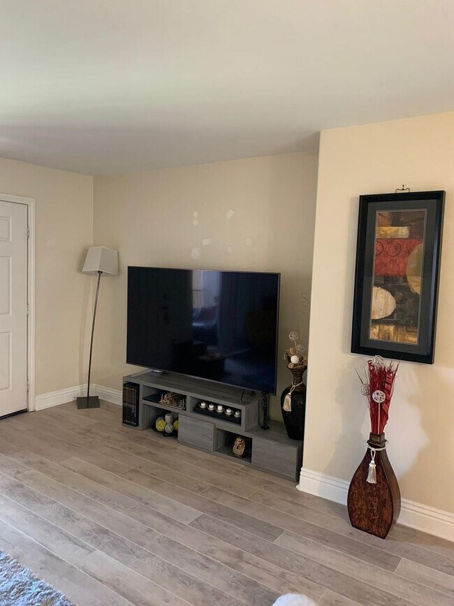 Building Photo - 2 br, 2 bath House - 472 Graves Avenue #12
