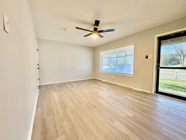 Foto del edificio - Freshly Renovated 4-Bedroom Home in the Hazelwood School District