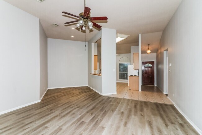 Building Photo - 810 Courtside Dr E