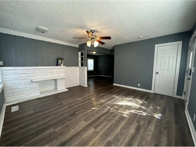 Building Photo - 1208 E Charleston Dr
