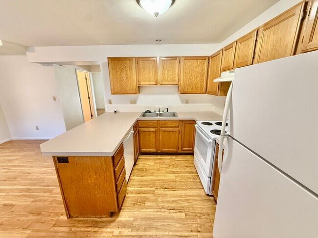 Building Photo - MOVE IN SPECIAL 2 WEEKS FREE! Lovely 3 Bed...