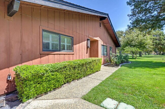 Foto del edificio - Fabulous condominium home on 6th Fairway of El Macero Country Club.
