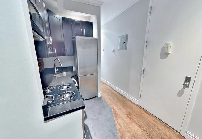 Foto del edificio - 325 W 16th St