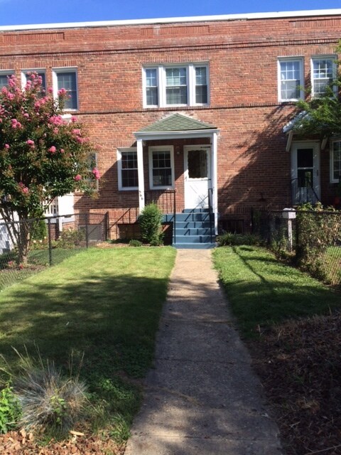 Primary Photo - 566 E Nelson Ave