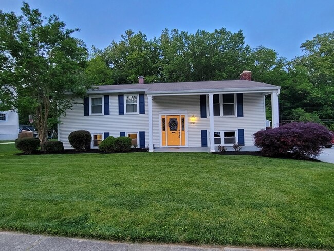 Building Photo - 8727 Valleyfield Rd