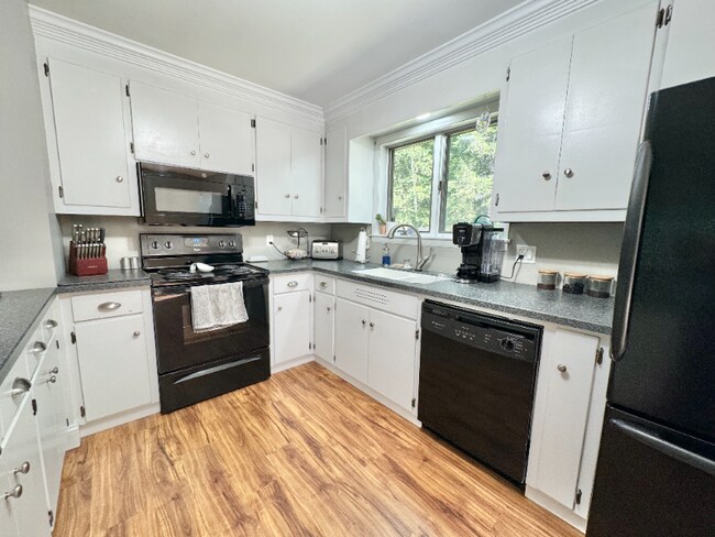 Building Photo - 13 Evergreen Dr