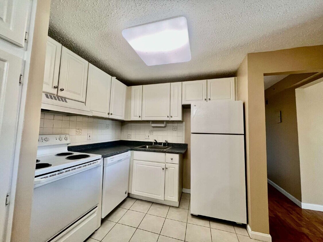 Foto principal - 1 BED/1 BATH TOP FLOOR CONDO UNIT HEAT/HW ...