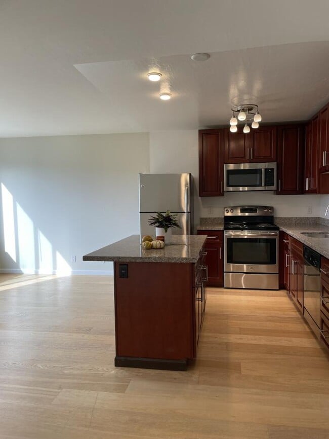 Building Photo - 3 bedroom in San Francisco CA 94110