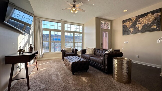 Building Photo - Amazing Location - Downtown Modern Living: 4 Bed 4 Bath!