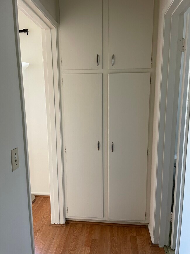 Armario para ropa blanca espacio de almacenaje - 10235 Mountair Ave