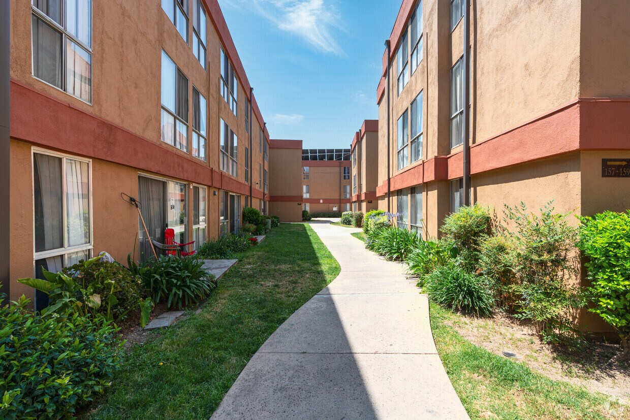 Kingswood Village Apartments in Reseda, CA Westside Rentals