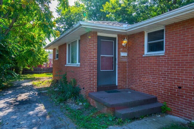 Building Photo - 130 Collingwood Ave