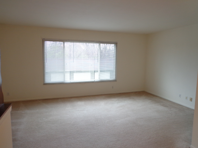 Building Photo - 6560 Kingsbridge Dr