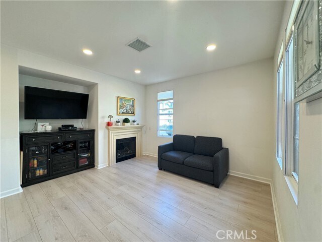 Building Photo - 345 Tall Oak