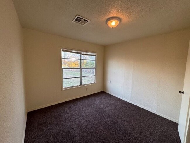 Foto del edificio - 5 bed 1 bath in Okc! large, fenced yard, i...