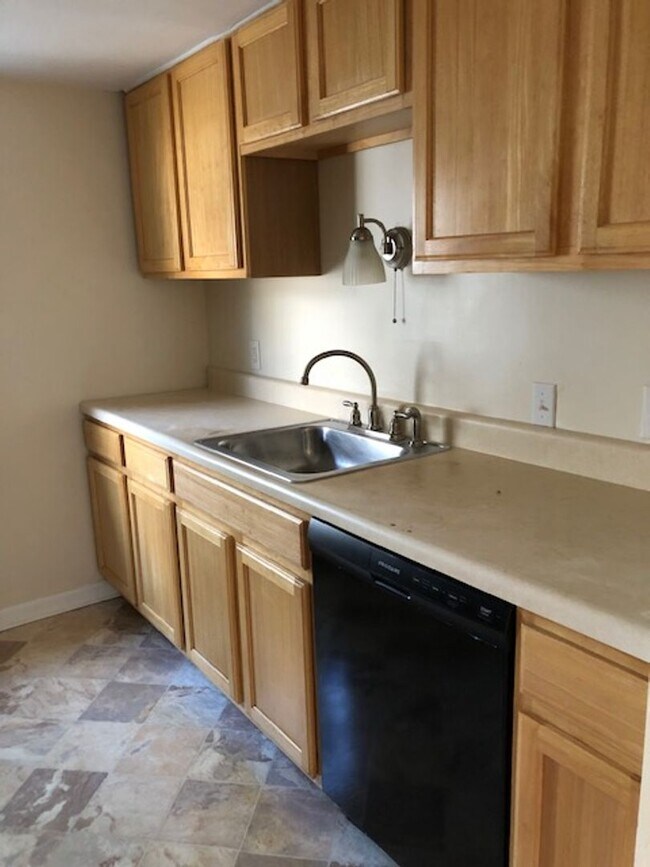 Foto del edificio - 2 Story, 3+ Bed, 2 Full Baths, Home with G...