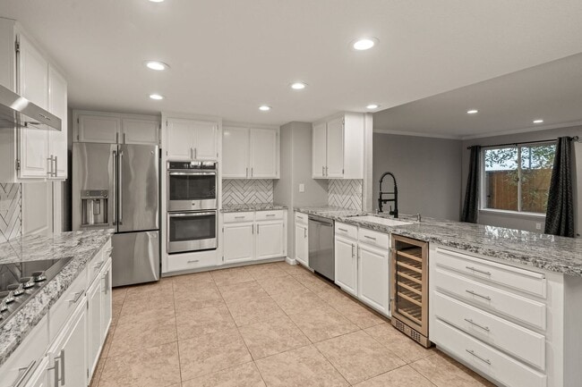 Foto del edificio - Luxury 4-Bedroom Home with Designer Upgrad...