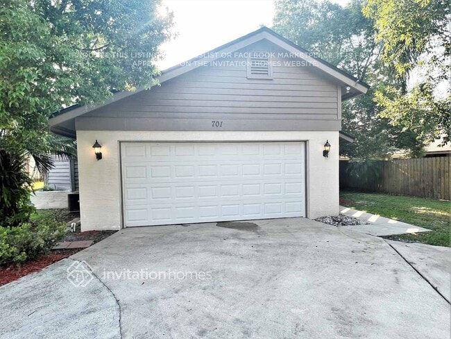 Building Photo - 701 Lakeside Pl