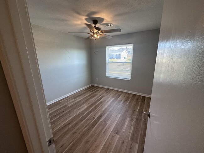 Building Photo - 1309B Farmingdale Dr