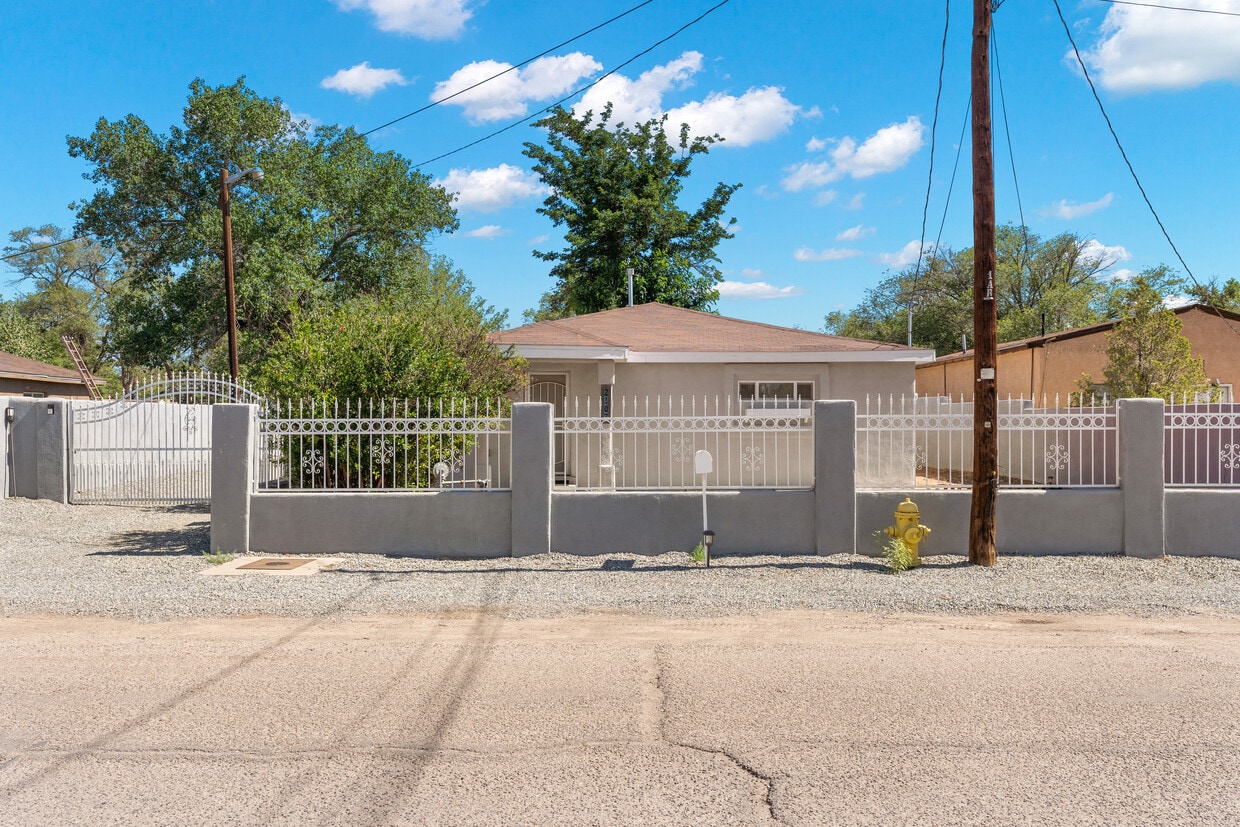 Primary Photo - 2107 Valley Rd SW