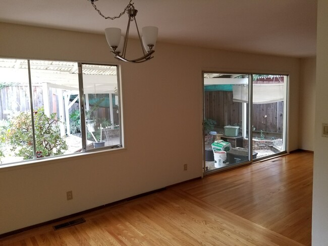 Foto del edificio - SANTA CLARA - 4 bedroom home with hardwood...