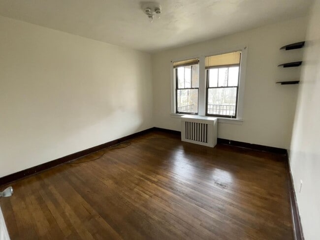 Building Photo - Spacious 2 Bedroom Apartment on a Quiet Street!