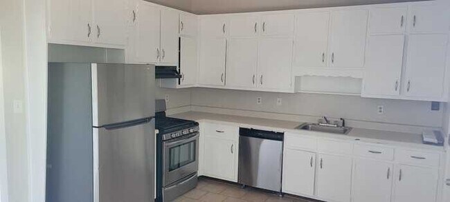 Foto del edificio - Three Bedroom Split Level Home/Unfinished ...