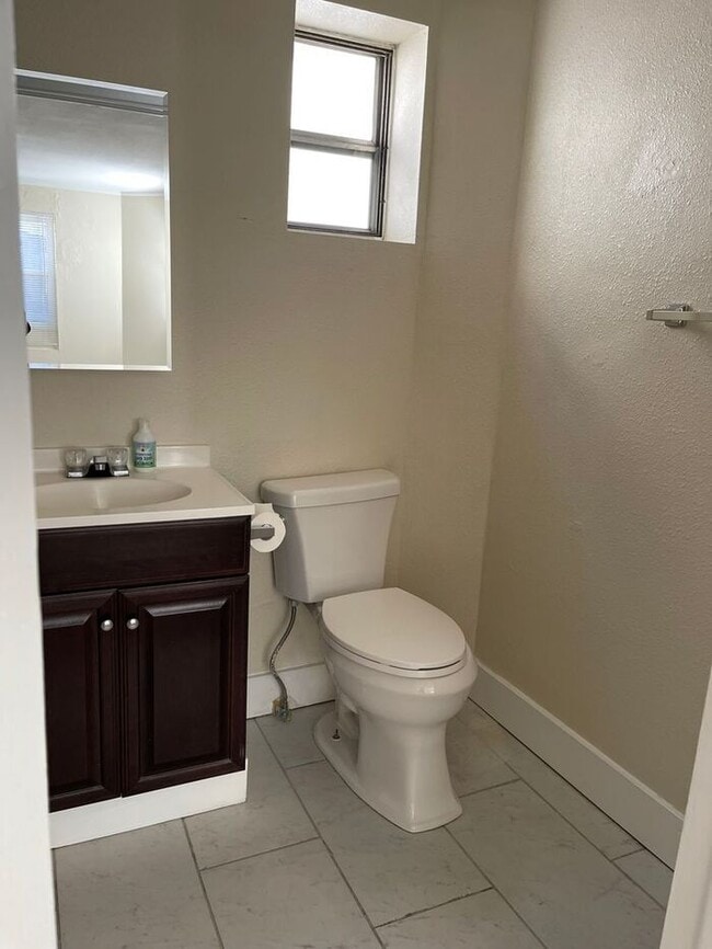 Building Photo - Perfect location for a 2 bedroom-1 bathroo...