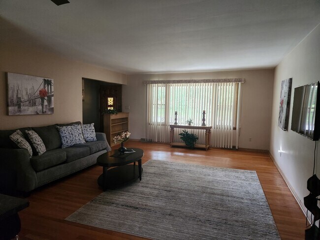 Foto del edificio - 728 Tamarack Ln