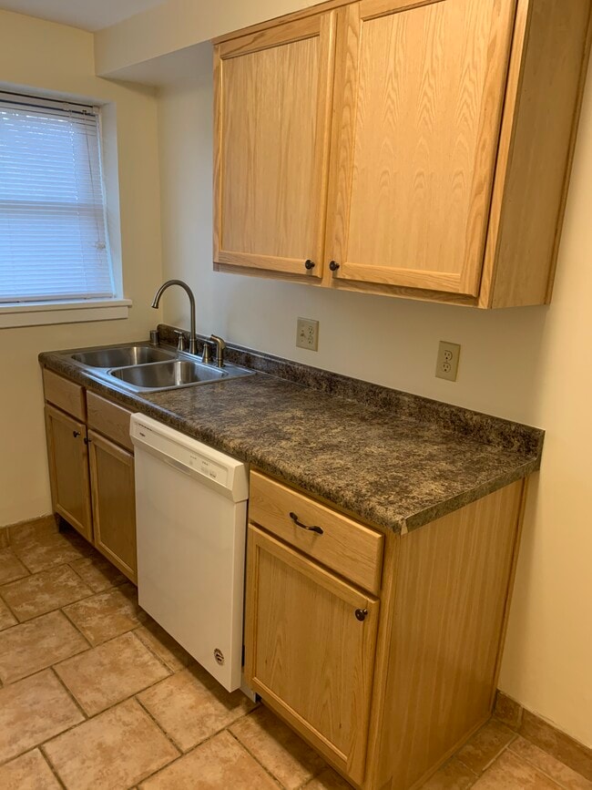 Building Photo - 859 St Paul Ave