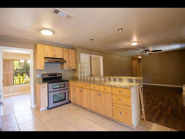 Building Photo - 750 Canterbury Dr