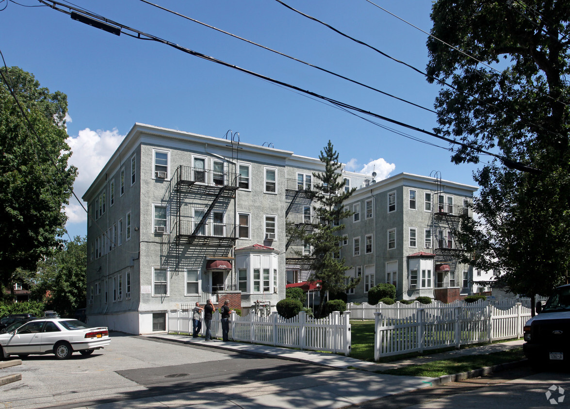 Primary Photo - 98 Rose St