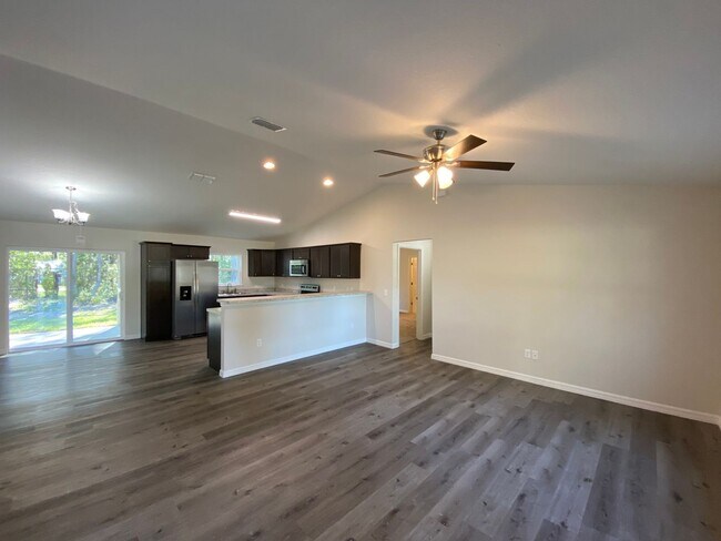 Foto del edificio - Custom Home - Desirable SE Ocala Neighborh...