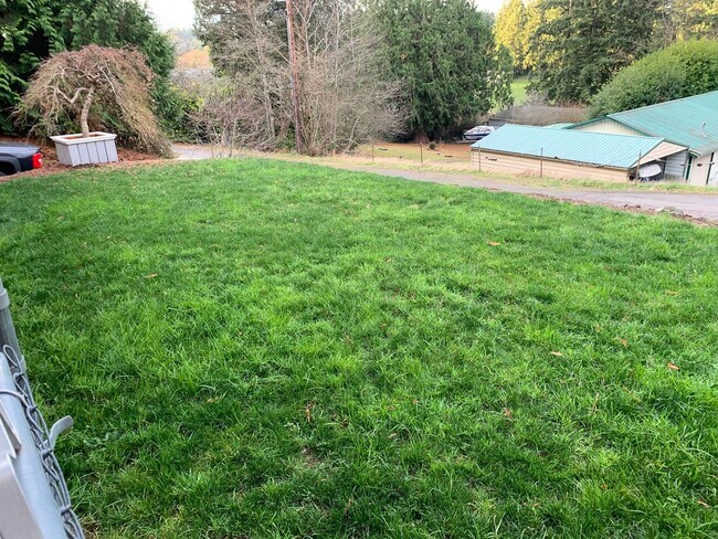 Foto del edificio - Home in West Bremerton with Fenced Yard