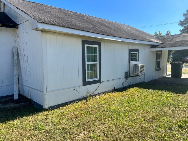 Foto del edificio - Three bedroom one bath house