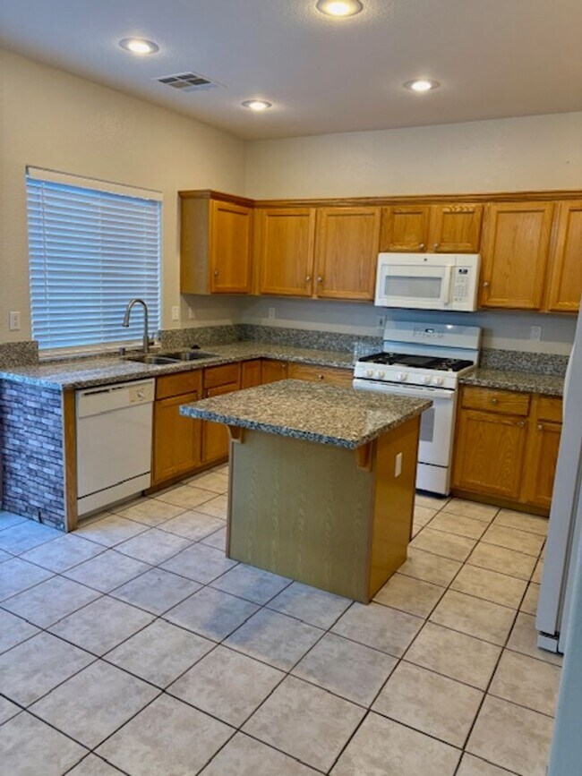 Building Photo - Gorgeous view of park and Las Vegas Strip!!