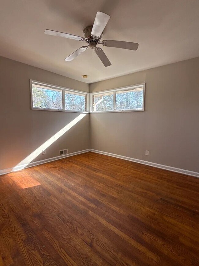 Foto del edificio - 3270 Bobolink Dr