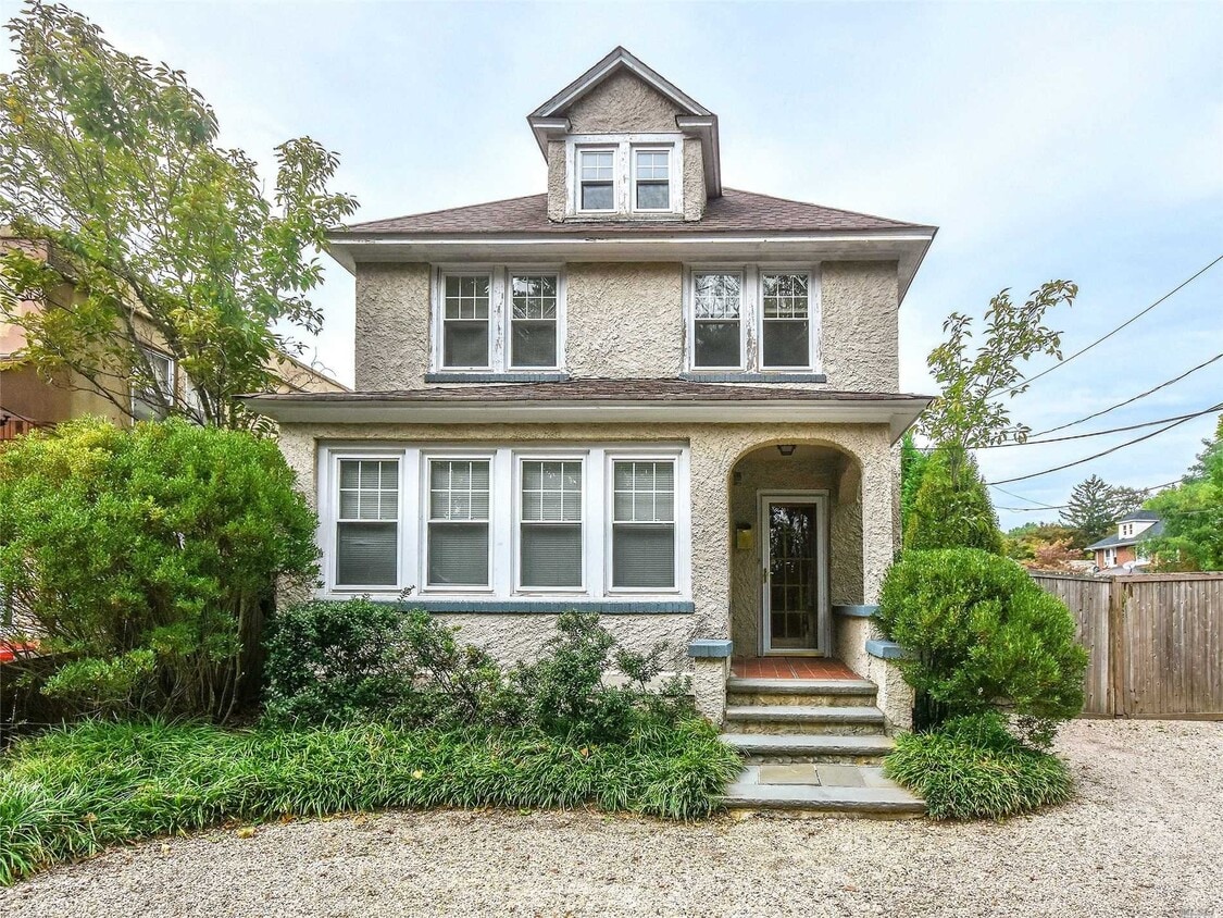 264 Forest Ave, Locust Valley, NY 11560 Room for Rent in Locust