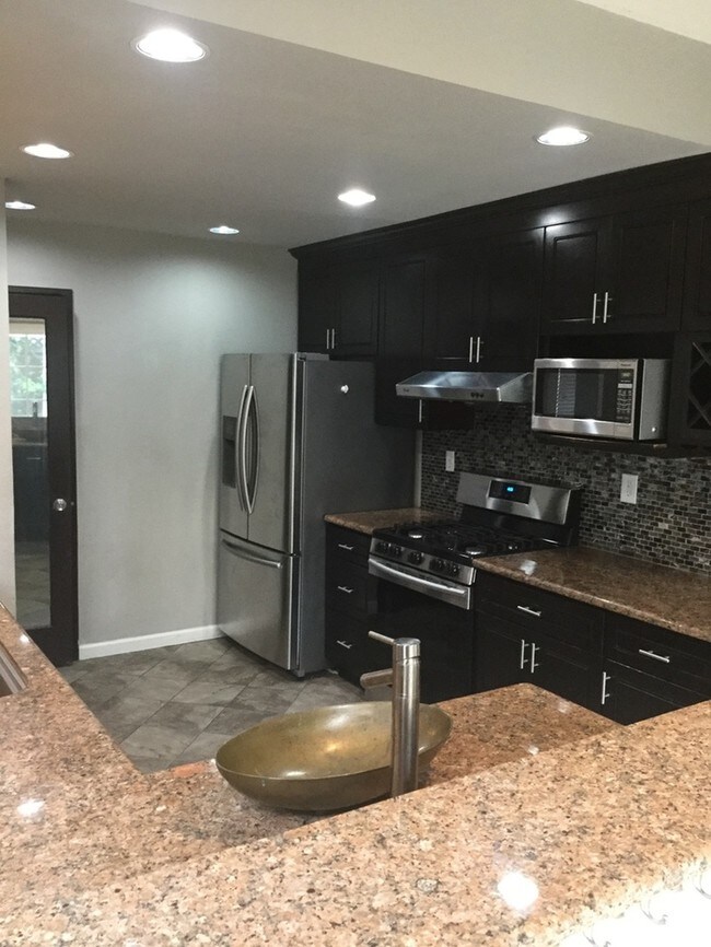 Building Photo - Beautiful 4 bedroom 2 1/2 bath home on Newark