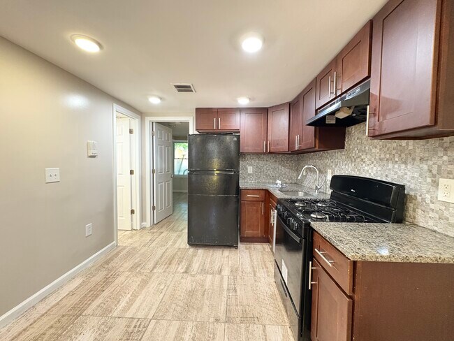 Foto del edificio - 329 Forrest St