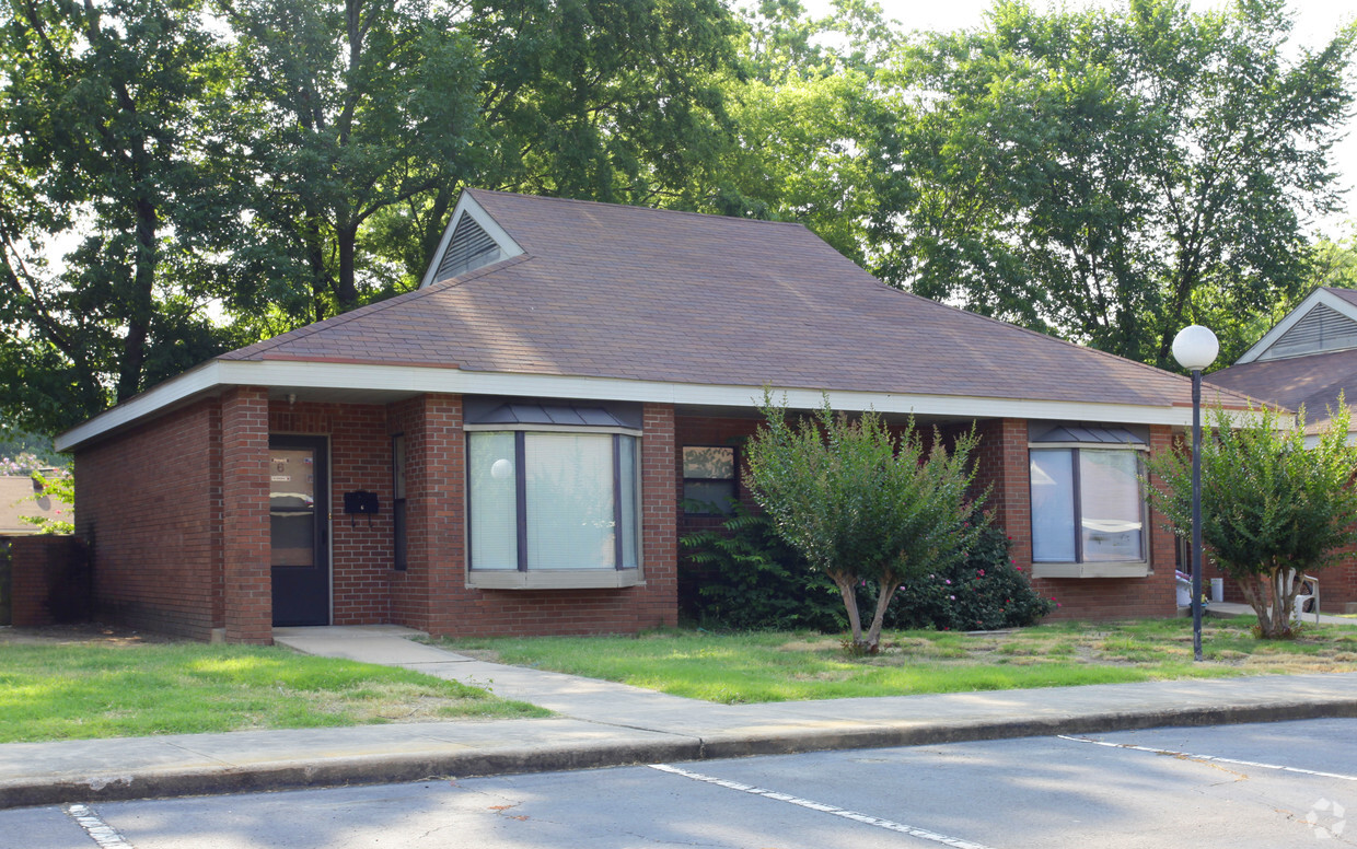 Primary Photo - Garden Wall Apartments