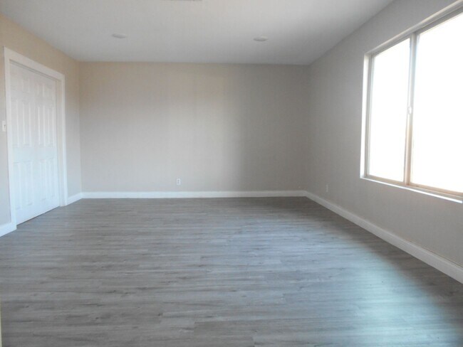 Foto del edificio - Welcome to this charming 4-bedroom!
