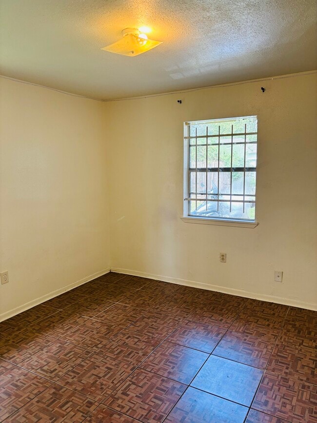 Building Photo - 10449 Wicklowe St
