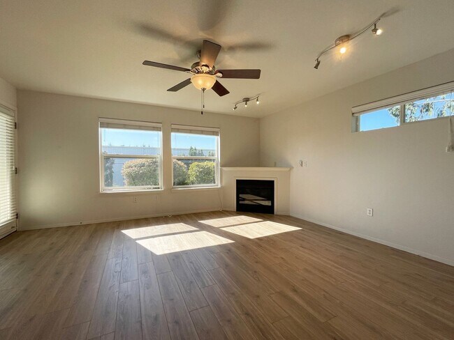Building Photo - Fantastic Main Level Condo w/Garage, Patio...