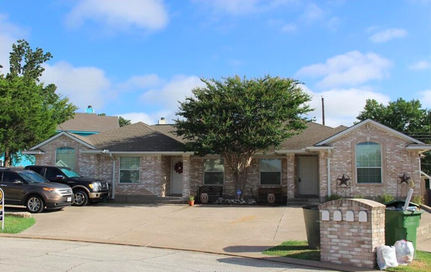 Primary Photo - 1401 Western Oaks Ct