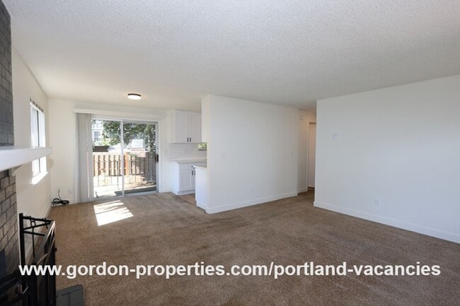 Building Photo - SE 15th Ave - remodeled 3 bedroom duplex w...