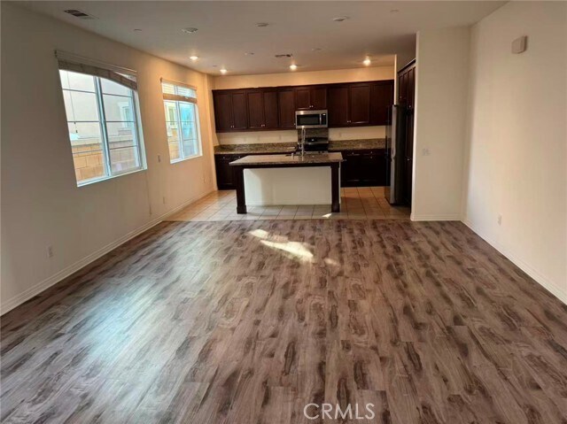 Foto del edificio - 3165 E Olympic Dr