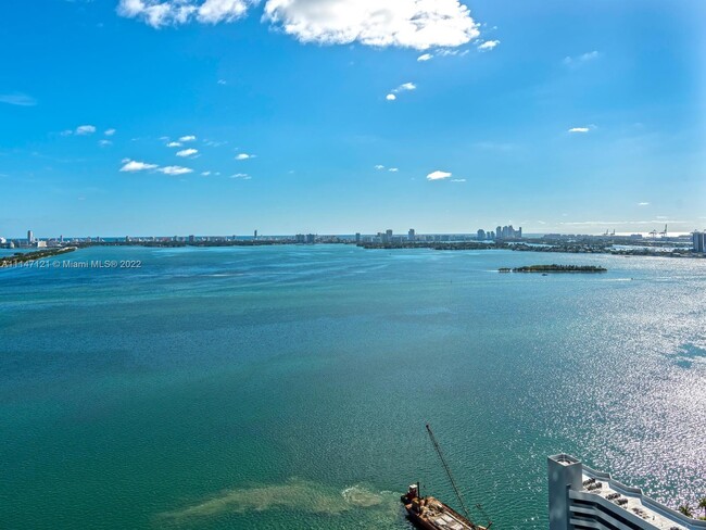 Foto del edificio - 650 NE 32nd St