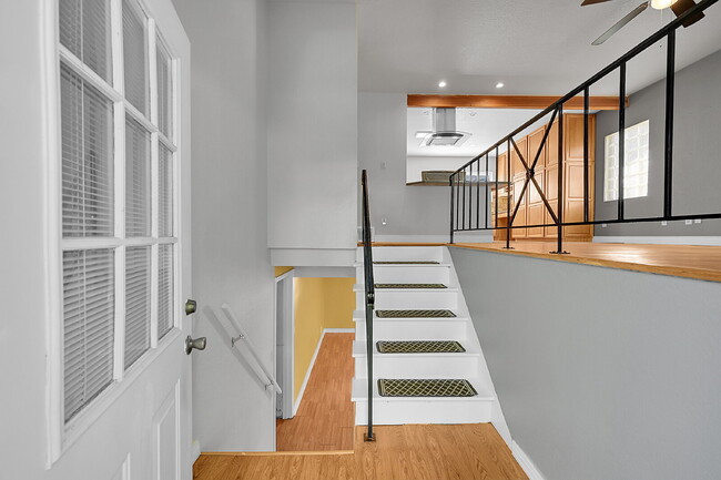 Building Photo - $2,795.00  - 4 Beds, 2 Baths, Single Famil...
